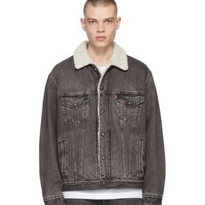 Levi’s mens Sherpa trucker jacket Size M